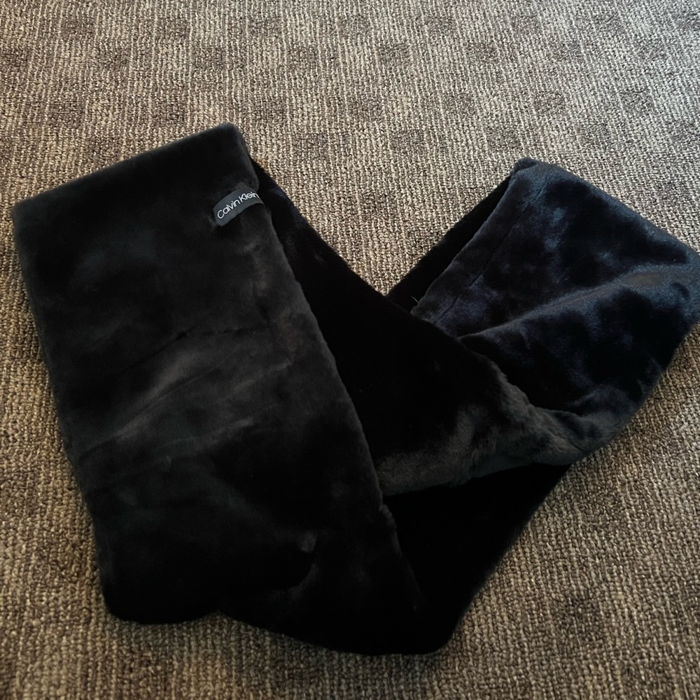 Women’s black soft/velvet infinity scarf
